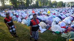 Pelaksaaan ibadah Sholat Idul Fitri 1444 H di Pulau Bali berjalan lancar dengan melibatkan unsur TNI/POLRI dan pecalang. (merdeka.com/Arie Basuki)