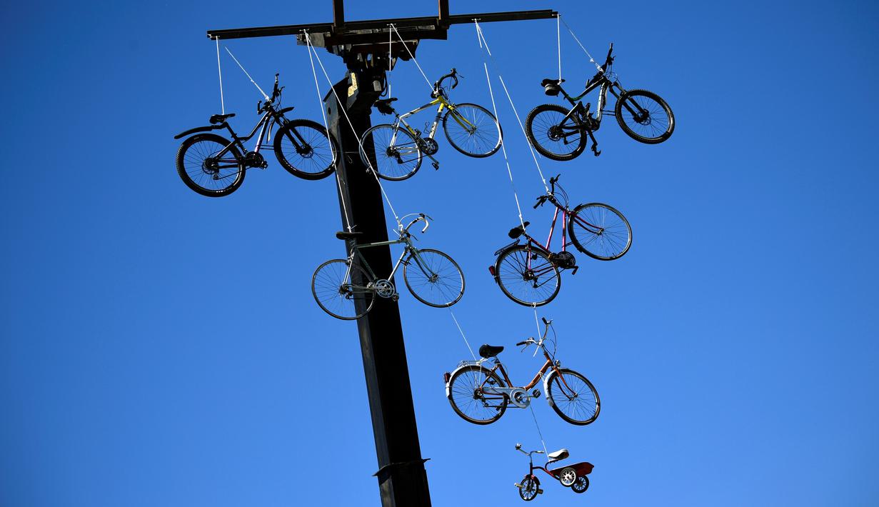 Beberapa sepeda digantung di sebuah crane untuk menyambut pebalap yang beraksi di Etape 6 Tour de France antara Arpajon-sur-Cere dan Montauban, (7/7/2016). (AFP/Lionel Bonaventure)