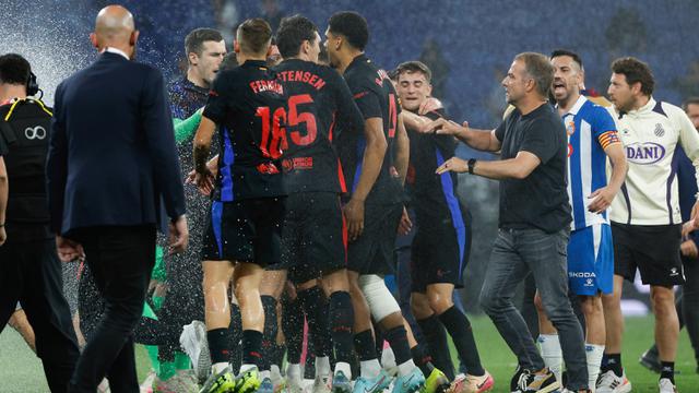 Foto: Momen Espanyol Redam Pesta Juara Barcelona, Bubarkan Pemain dengan Semprot Air Ke Lapangan