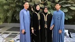 Wanita yang akrab disapa Ayuma ini saat sedang mengenakan pakaian serba tertutup ketika merayakan Hari Raya Idul Fitri tahun lalu. Berpakaian serba hitam, membuat paras cantiknya semakin terpancar. (Liputan6.com/IG/@ayumaulida97)