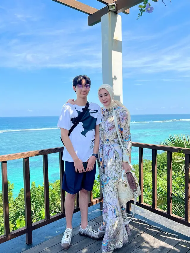 7 Momen Liburan Andre Taulany di Bali, Tampil Mesra Bersama Istri