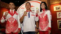 Chef de Mission Indonesia untuk Olimpiade Rio de Janerio, Raja Sapta Oktohari, memperkenalkan seragam defile kontingan Indonesia di Jakarta, Jumat (15/7/2016). (Bola.com/Vitalis Yogi Trisna)
