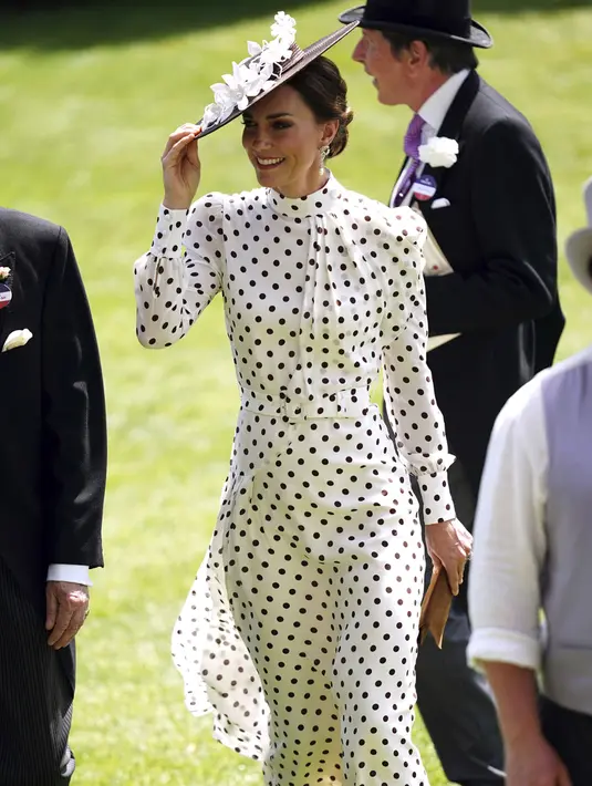 Kate Middleton tersenyum saat menghadiri hari keempat pertemuan pacuan kuda Royal Ascot di Ascot Racecourse, Ascot, Inggris, 17 Juni 2022. Kate Middleton tampil dengan gaun polkadot hitam-putih karya Alessandra Rich, rok midi-length lengan panjang, korset terbungkus, dan garis leher tinggi dengan kancing di bahu. (David Davies/PA via AP)