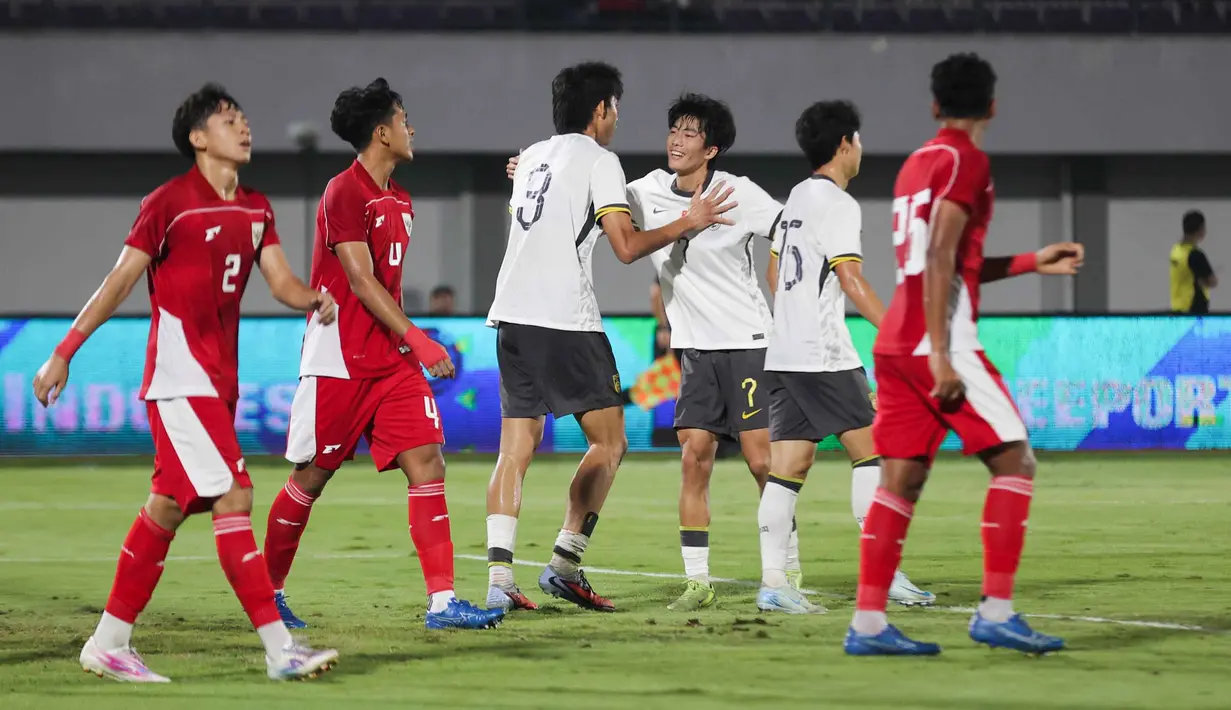 Pemain Timnas China U-17 merayakan gol dalam laga uji coba melawan Indonesia di Indomilk Arena, Tangerang, Banten, Rabu (11/2/2026) malam. (Bola.com/Abdul Aziz)