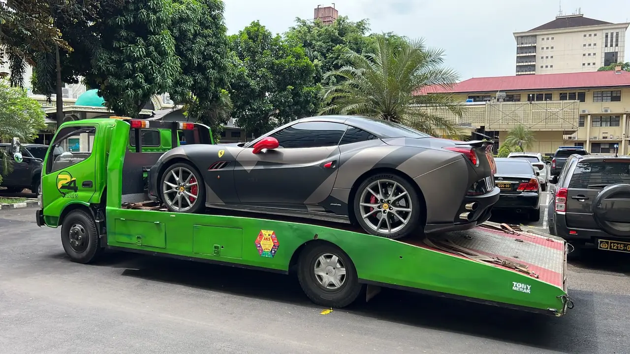 Potret mobil Ferrari tersangka investasi ilegal Binary Option Binomo, Indra Kenz