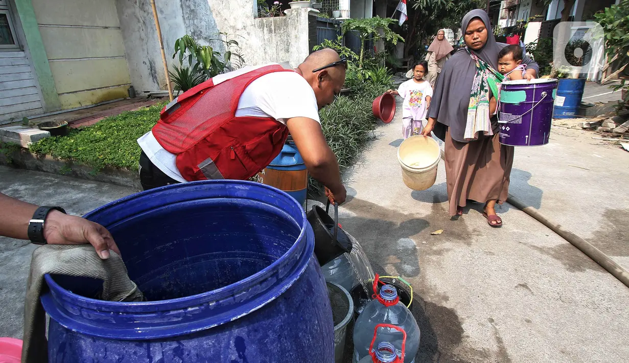 PMI Kabupaten Tangerang menyalurkan air bersih untuk kebutuhan sehari-hari bagi warga yang terdampak kekeringan. (Liputan6.com/Angga Yuniar)