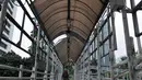 Kondisi jembatan penyeberangan orang (JPO) yang berada di Jalan Sudirman, Jakarta, Rabu (17/4). JPO yang berada di tengah gedung-gedung perkantoran ini tidak terlihat terurus dan usang. (Merdeka.com/Iqbal Nugroho)