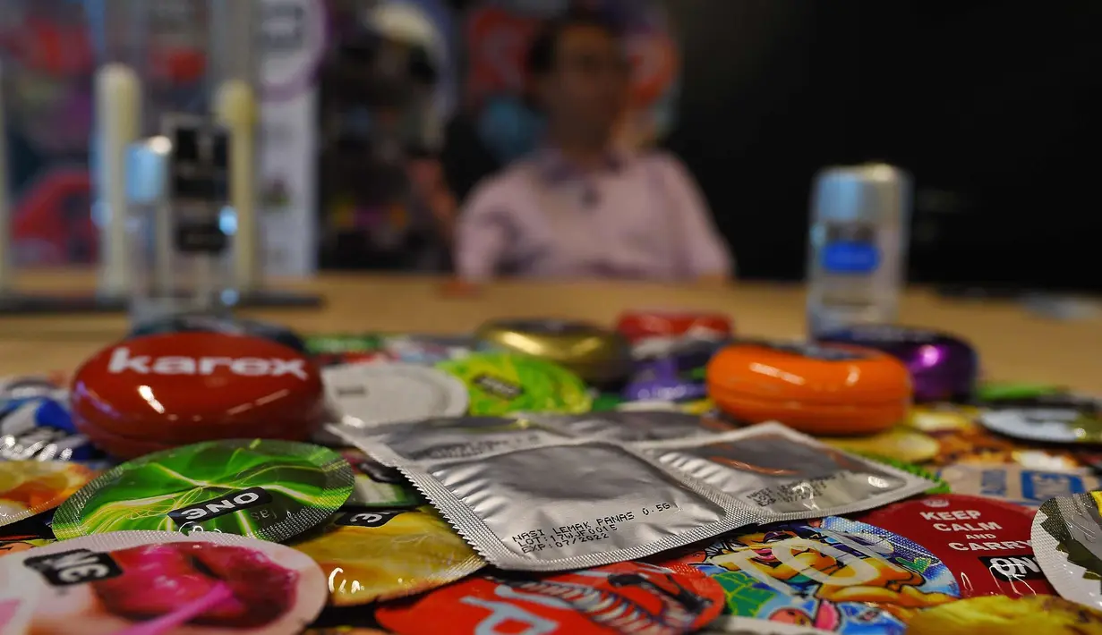 Kondom rasa nasi lemak diperlihatkan di pabrik Karex Industries, Malaysia (20/9). Perusahaan kondom terbesar dunia asal Malaysia, Karex Industries telah memproduksi kondom dengan rasa makanan khas Negeri Jiran, nasi lemak. (AFP Photo/Manan Vatsyayana)
