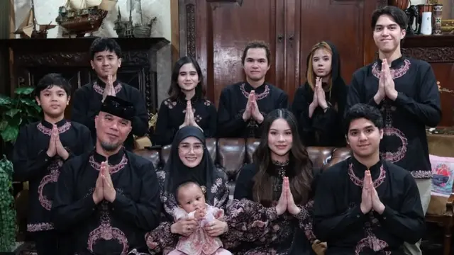 Lebaran di rumah Ahmad Dhani kompak pakai baju hitam. [@elelrumi]