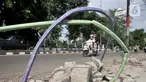 Kendaraan melintasi kabel proyek PLN yang terbengkalai di Jalan Jatinegara Kaum, Jakarta, Minggu (12/1/2020). Kurangnya pengawasan dalam penyelesaian proyek instalasi listrik bawah tanah PLN tersebut menyebabkan banyak kabel masih muncul di trotoar dan bahu jalan. (merdeka.com/Iqbal S. Nugroho)