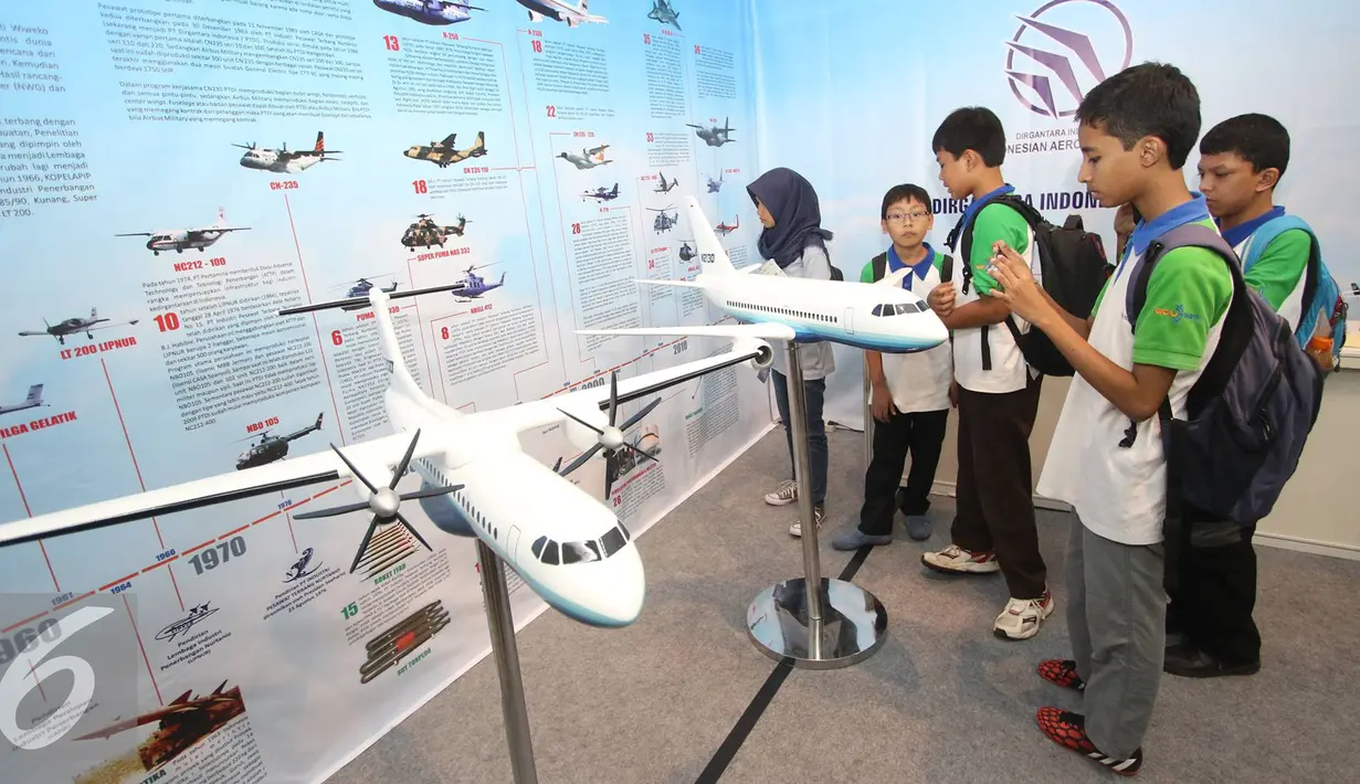 Sejumlah anak melihat pesawat pada pembukaan Habibie Festival di Jakarta, Kamis (11/8). Acara berlangsung pada 11-14 Agustus 2016 dengan berbagai acara, seperti pameran, talkshow, pelatihan, kompetisi, dan bazar. (Liputan6.com/Immanuel Antonius)