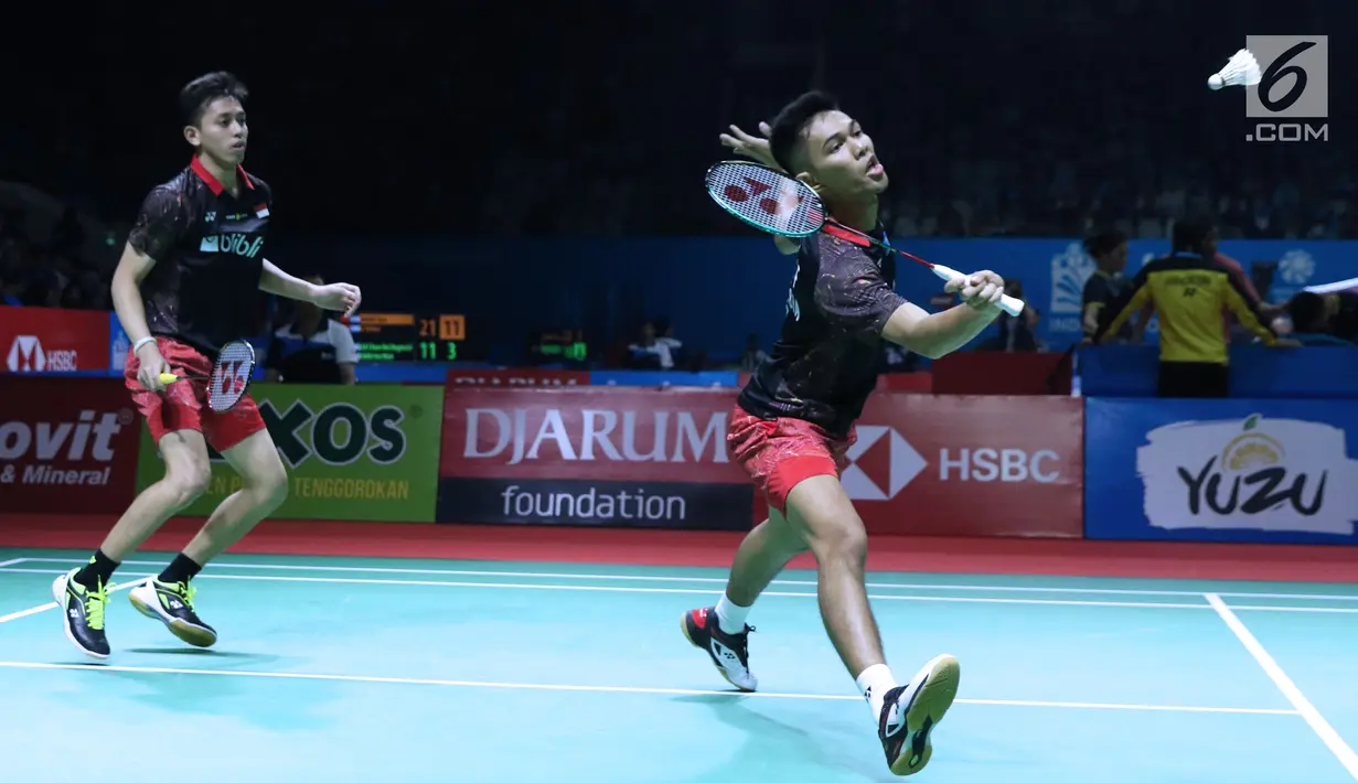 Ganda putra Indonesia, Fajar Alfian/M Rian Ardianto mengembalikan kok ke arah Jelle Maas/Robin Tabeling (Belanda) pada 16 besar Indonesia Open 2018, Istora GBK, Jakarta, Kamis (5/7). Fajar/Rian unggul 21-18, 19-21, 21-14. (Liputan6.com/Helmi Fithriansyah)