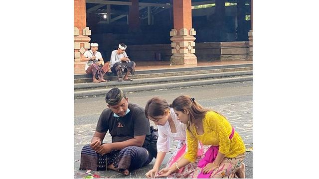 7 Potret Cupi Cupita Jalani Ritual Melukat di Bali, Penuh Khidmat