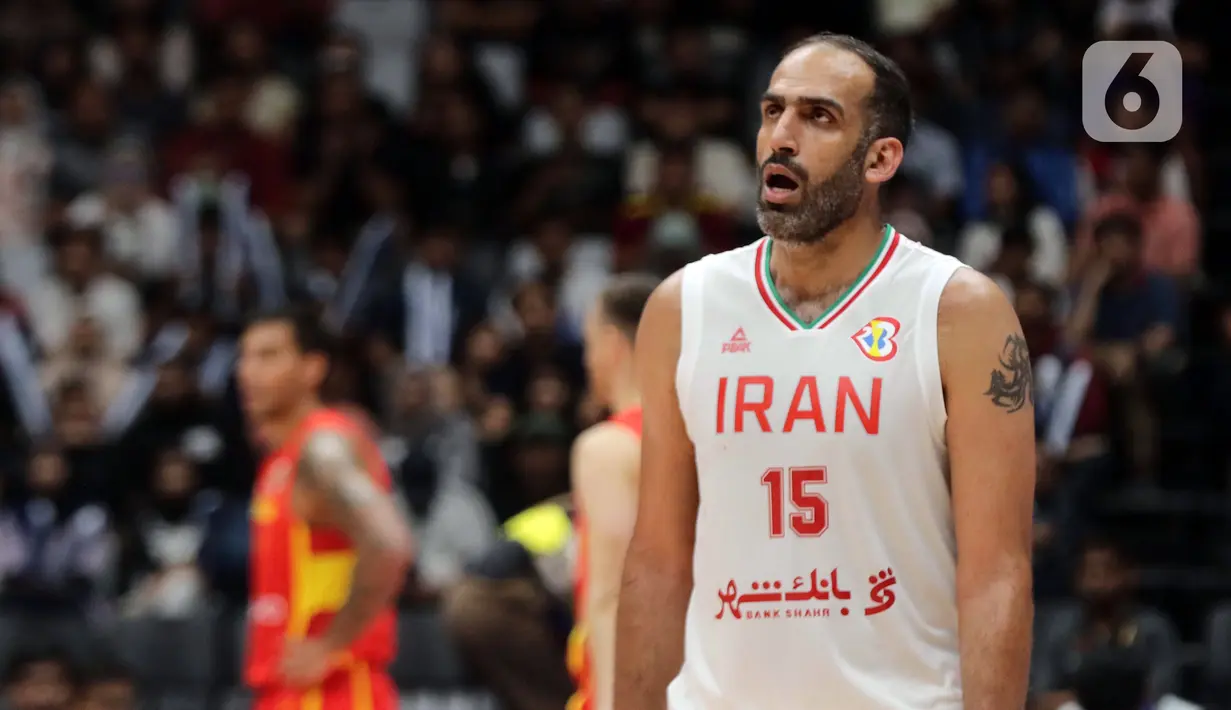 Raut wajah lelah pemain timnas basket Iran, Hamed EHaddadi saat melawan Spanyol pada penyisihan Grup G FIBA World Cup 2023 di Indonesia Arena, Gelora Bung Karno, Jakarta, Rabu (30/8/2023). (Liputan6.com/Helmi Fithriansyah)