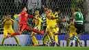 Pemain Sporting CP, Bruno Cesar, mencetak gol balasan ke gawang Borussia Dortmund dalam laga Grup F Liga Champions di Stadion Jose Alvalade, Lisbon, Rabu (19/10/2016) dini hari WIB. (AFP/Francisco Leong)