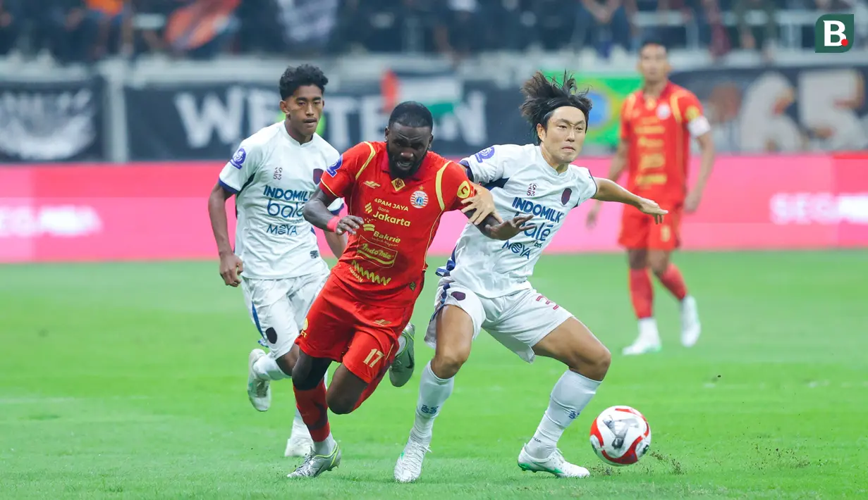 Pemain Persija Jakarta, Allano berebut bola dengan pemain Persita Tangerang, Shin Young-bae, dalam laga pekan pertama BRI Super League 2025/2026 di Jakarta International Stadium (JIS), Minggu (10/8/2025) malam WIB. (Bola.com/M Iqbal Ichsan)