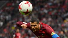 Selain menggunakan kaki, gol juga dapat dicetak melalui tandukan kepala, bahkan diyakini memiliki tingkat kesulitan yang lebih tinggi diantisipasi kiper. Banyak pemain sejak awal 2000-an yang terkenal tajam dengan tandukan kepalanya, seperti 5 pemain berikut. (AFP/Yuri Cortez)