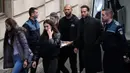 Andrew Tate (ketiga kanan) dan saudaranya Tristan (kedua kanan) dibawa dibawa oleh polisi ke Pengadilan Banding di Bukares, Rumania, Selasa (10/1/2023). Tate, Tristan, dan dua wanita Rumania yang ditahan segera menentang perpanjangan penangkapan yang diberikan kepada jaksa pada 30 Desember. (AP Photo/Vadim Ghirda)