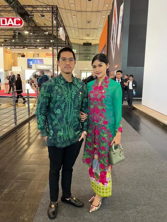 Ikut agenda Jokowi ke Jerman, Erina Gudono tampil anggun dibalut kebaya encim warna hijau berdetail bordir dan kain. [Foto: IG/erinagudono].