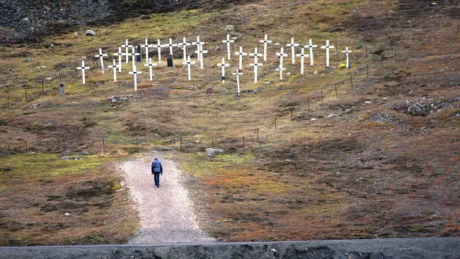 Kuburan di kota kecil Longyearbyen yang terletak di pulau Spitsbergen milik Norwegia. (Sumber Wikimedia Commons)