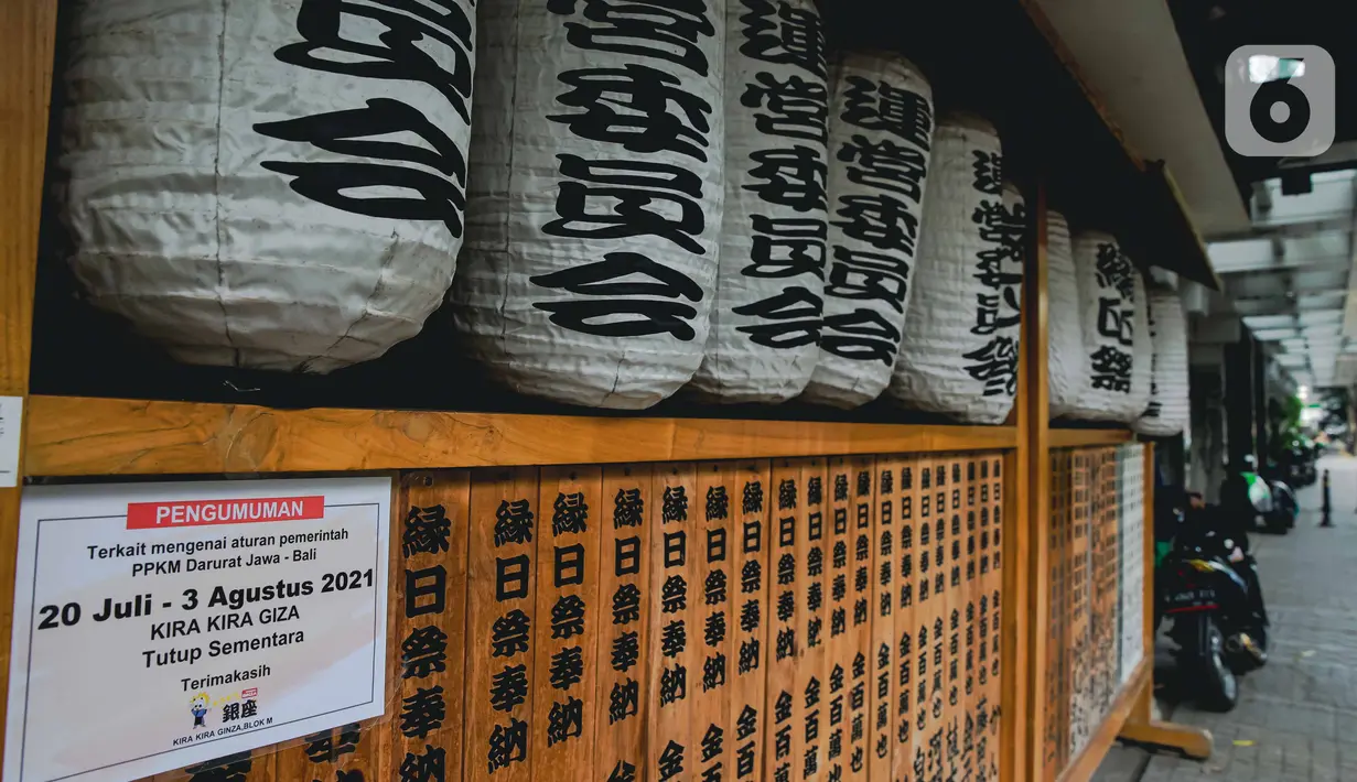 Restoran yang tutup di kawasan little Tokyo, Blok M, Jakarta, Rabu (21/7/2021). Pemerintah resmi menetapkan pemberlakuan pembatasan kegiatan masyarakat (PPKM) level 4 hingga 25 Juli mendatang untuk mencegah penyebaran virus Covid-19. (Liputan6.comn/Faizal Fanani)