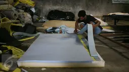 Aktivitas pekerja pembuat kasur busa di salah satu workshop di Tangerang Selatan, Rabu (9/5). Kasur busa tersebut dijual dengan harga Rp 100 ribu hingga Rp 130 ribu. (Liputan6.com/Angga Yuniar)
