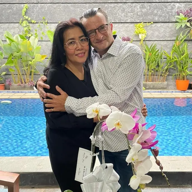 6 Potret Romantis Orang Tua Megan Domani, Foto Pernikahan Curi Perhatian