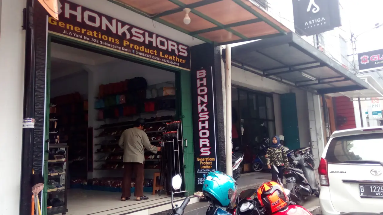 Kawasan belanja oleh-oleh jaket kulit Sukaregang Garut