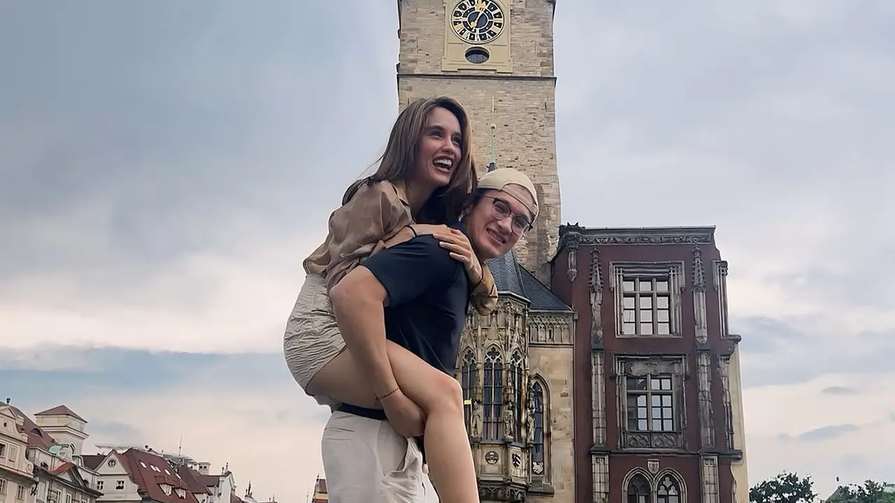 Potret Cinta Laura Pamer Kemesraan di Hari Ulang Tahun Arya Vasco (instagram/claurakiehl)