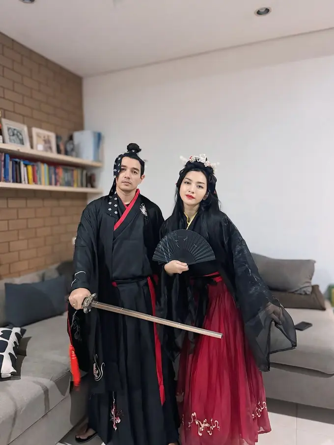 Gaya Unik Hesti Purwadinata dan Suami Saat Bukber dengan Kostum Tradisional China
