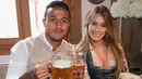 Gelandang Bayern Munchen, Thiago Alcantara bersama istrinya, Julia Vigas berpose saat menghadiri Festival Oktoberfest di Munich, Jerman, (2/9). (REUTERS/Alexander Hassenstein)