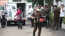 Petugas membawa barang bukti kasus pembunuhan berencana Brigadir J saat proses pelimpahan tahap dua kasus tersebut di Gedung Kejaksaan Agung, Jakarta, Rabu (5/10/2022). Penyidik Bareskrim Polri menyerahkan barang bukti beserta kesebelas tersangka kepada Kejaksaan Agung terkait kasus pembunuhan berencana Brigadir J dan obstruction of justice yang menjerat mantan Kadiv Propam Ferdy Sambo sebagai tersangka. (Liputan6.com/Herman Zakharia)