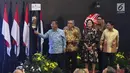Menko Bidang Perekonomian, Darmin Nasution (kiri) didampingi Menteri Keuangan Sri Mulyani membunyikan lonceng sebagai tanda pembukaan perdagangan saham perdana 2019 di Gedung Bursa Efek Indonesia (BEI), Jakarta, Rabu (2/1). (Liputan6.com/Angga Yuniar)