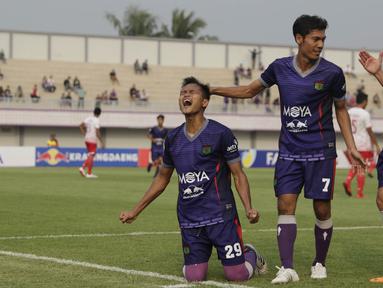 Para pemain Persita Tangerang merayakan gol yang dicetak Sirvi Arfani ke gawang Persibat Batang pada laga Liga 2 di Stadion Sport Center, Tangerang, Selasa (2/7). Persita menang 4-0 atas Persibat. (Bola.com/Vitalis Yogi Trisna)