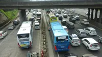 Tol Jakarta arah Cikampek padat. (TMCPolda Metro)