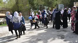 Anak perempuan meninggalkan sekolah mereka setelah perintah penutupan hanya beberapa jam setelah dibuka kembali di Kabul (23/3/2022). Taliban memerintahkan sekolah menengah perempuan di Afghanistan ditutup pada 23 Maret hanya beberapa jam setelah dibuka kembali. (AFP/Ahmad Sahel Arman)