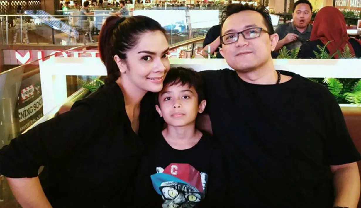 Nova Soraya dan Kin Aulia resmi nikah pada 15 September 2002. Akad nikah menggunakan adat Sunda, sedangkan resepsi adat Aceh Gayo. "Yang paling berkesan saat aku meminta restu kepada orang tua. Sampai sekarang semakin terasa," kata Nova.(dok. Keluarga)