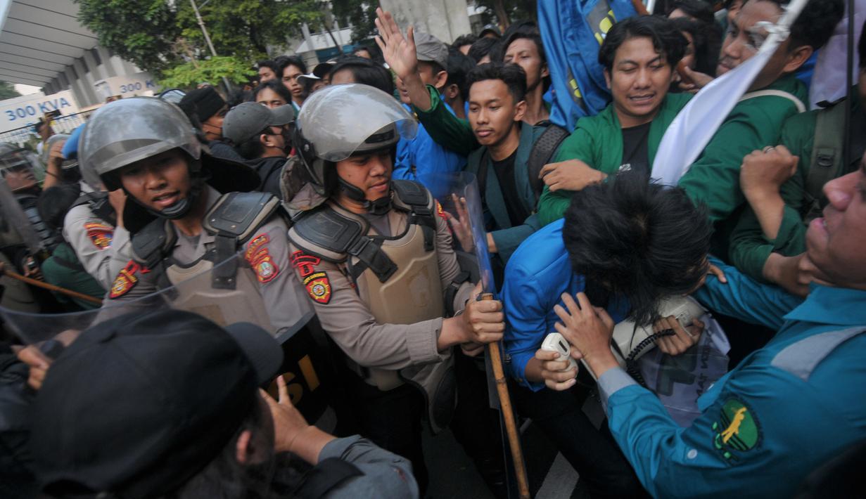 Para mahasiswa mengakhiri aksi unjuk rasa dan membubar diri sekitar pukul 18.30 WIB. (merdeka.com/Imam Buhori)