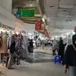 Hadirnya TikTok Shop kali ini ternyata mendapat respon baik dari beberapa pedagang di Tanah Abang, Jakarta. Beberapa pedagang di Tanah Abang, khususnya pedagang baju melakukan siaran langsung atau live di e-commerce tertentu. (Amira Fatimatuz Zahra/Liputan6.com)