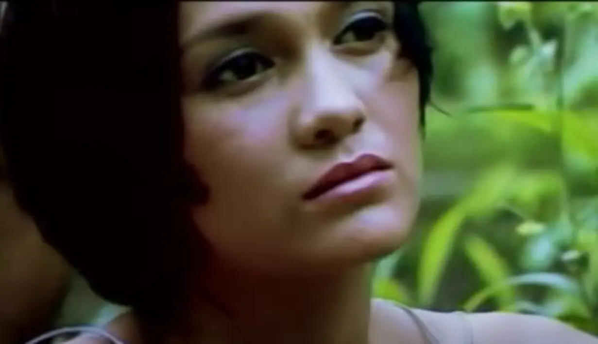 Luna Maya pernah menjadi bintang videoklip Sheila on 7 yang berjudul Sahabat Sejati. Selain itu ia juga membintangi videoklip band Naff dan ST12. (YouTube)