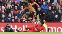 Aksi pemain Wolverhampton Wanderers, Nouha Dicko jmelompat menghindari terjangan pemain Liverpool,  Joe Gomez pada laga Piala FA putaran keempat di Anfield, Liverpool (28/1/2017). Liverpoool kalah 1-2. (Peter Byrne/PA via AP)