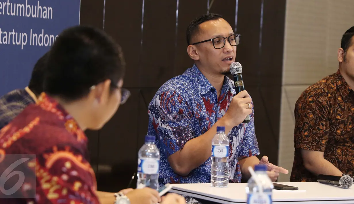 CMO Video.com Prami Rachmiadi berdiskusi di Association of Strartup Indonesia, Jakarta, Jumat (10/3). Diskusi membahas bagaimana membsarkan tech strartup lokal dengan tetap menjaga kemerdekaan sebagai startup Indonesia. (Liputan6.com/Angga Yuniar)