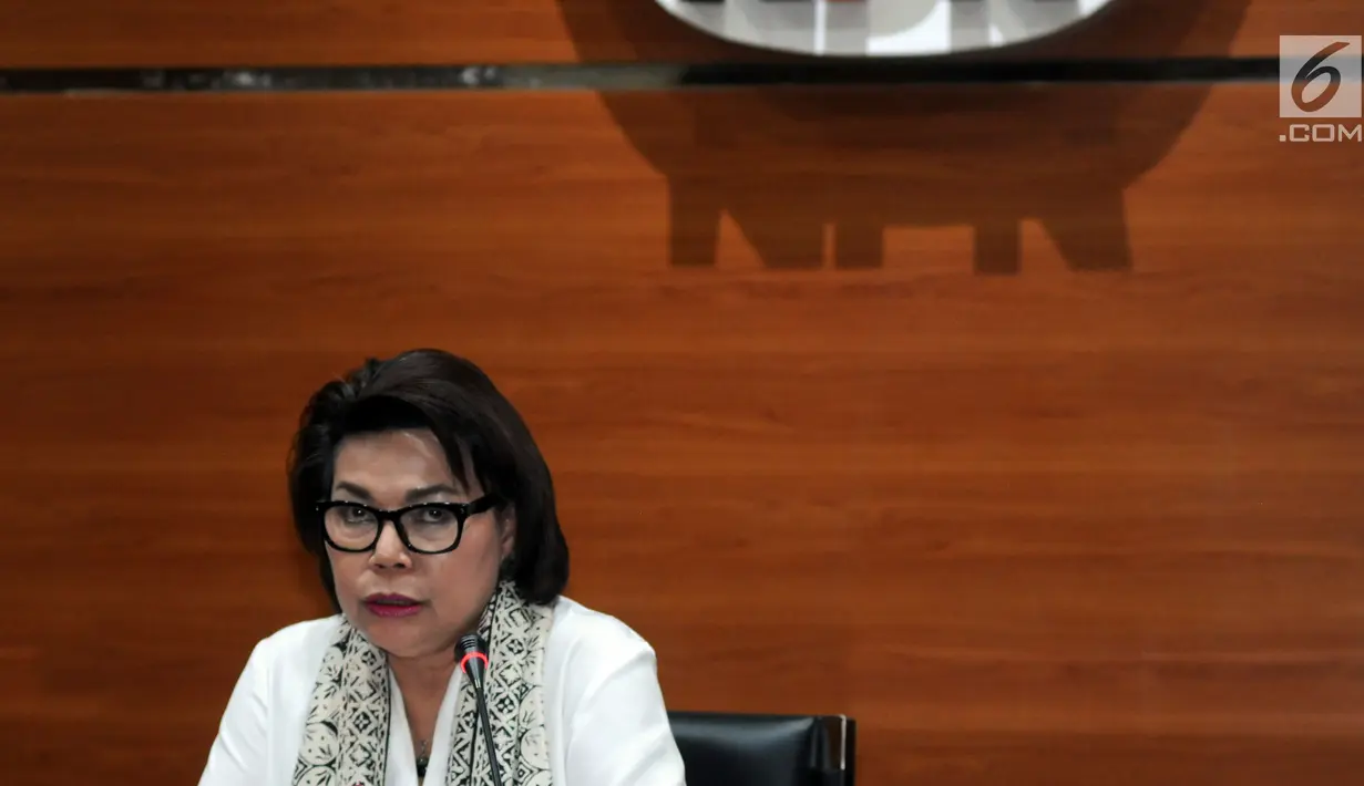 Wakil Ketua KPK Basaria Pandjaitan memberikan keterangan tentang operasi tangkap tangan pada konferensi pers di Gedung KPK, Jakarta, Rabu (4/7). Gubernur Aceh Irwandi Yusuf dan Bupati Bener Meriah Ahmadi terjaring dalam OTT ini. (Merdeka.com/Dwi Narwoko)