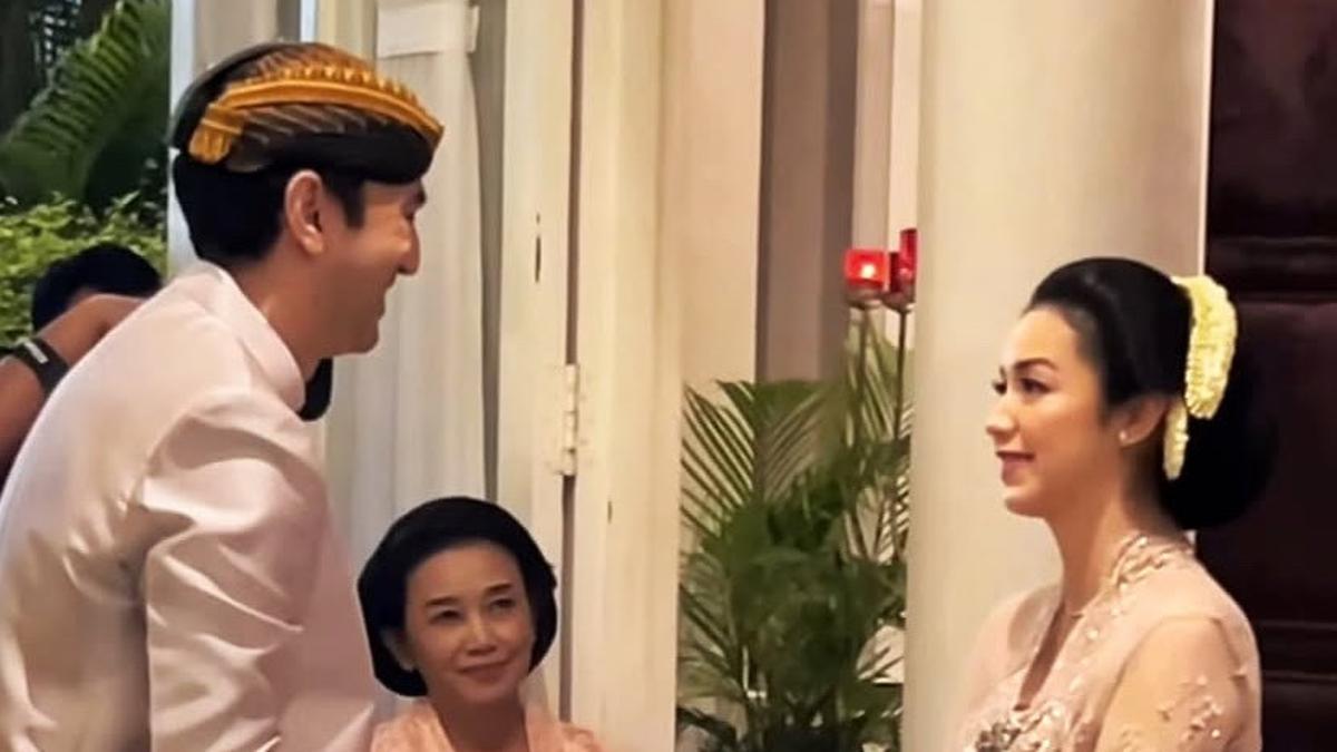 6 Potret Tujuh Bulanan Kehamilan Pertama Velove Vexia dengan Adat Jawa Dibalut Kebaya Pink hingga Wajah Suaminya Terungkap