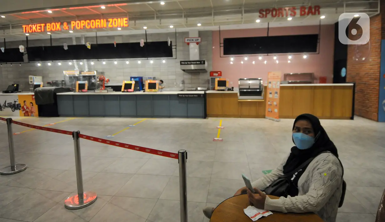 Seorang wanita duduk di Teras Kota Mall, BSD, Tangerang Selatan, Banten, Kamis (22/7/2021). Masa PPKM Level 4 berlaku hingga 25 Juli mendatang. (merdeka.com/Arie Basuki)