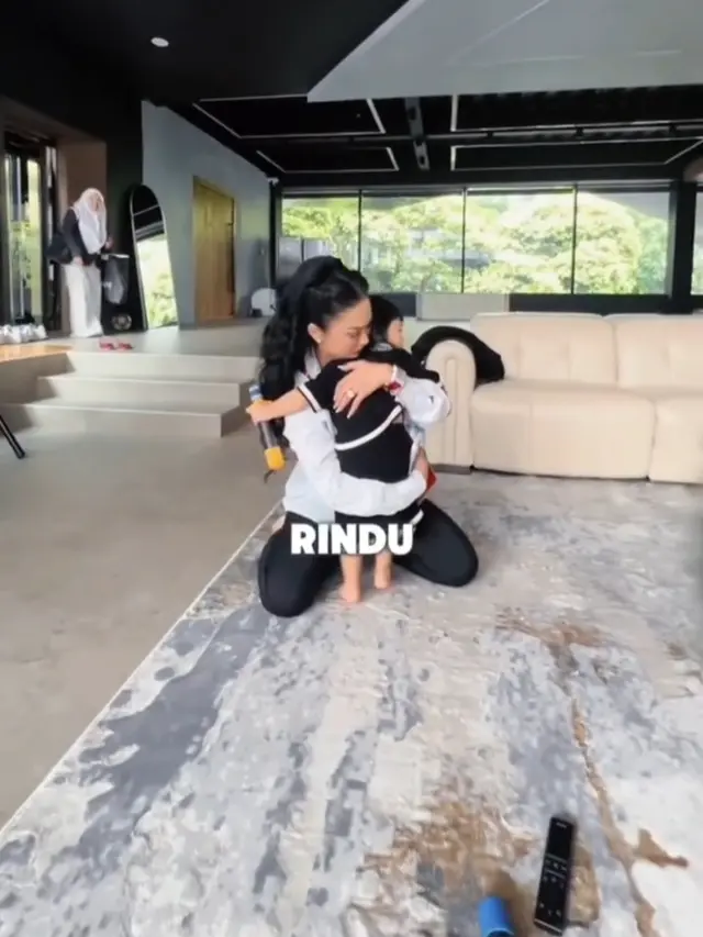 Bikin Semua Orang Gemas, Potret Lucu Ameena Pamerkan Hadiah Tas dari Gemmi Krisdayanti