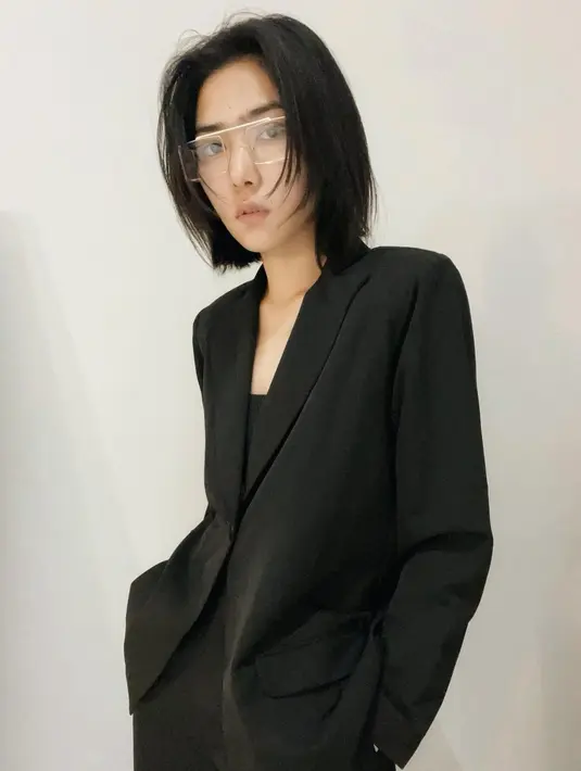 Gaya minimalis sophisticated dengan set blazer berpotongan sleek dan chic (Foto: Instagram @isyanasarasvati)