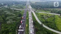 Foto udara saat kendaraan pemudik melintasi KM 72 Jalan Tol Cipali di kawasan Cikampek, Jawa Barat, Kamis (20/4/2023). Sistem one way diberlakukan dari KM 72 Tol Cikampek hingga KM 414 Gerbang Tol Kalikangkung sampai pukul 24.00 WIB. (Liputan6.com/Herman Zakharia)