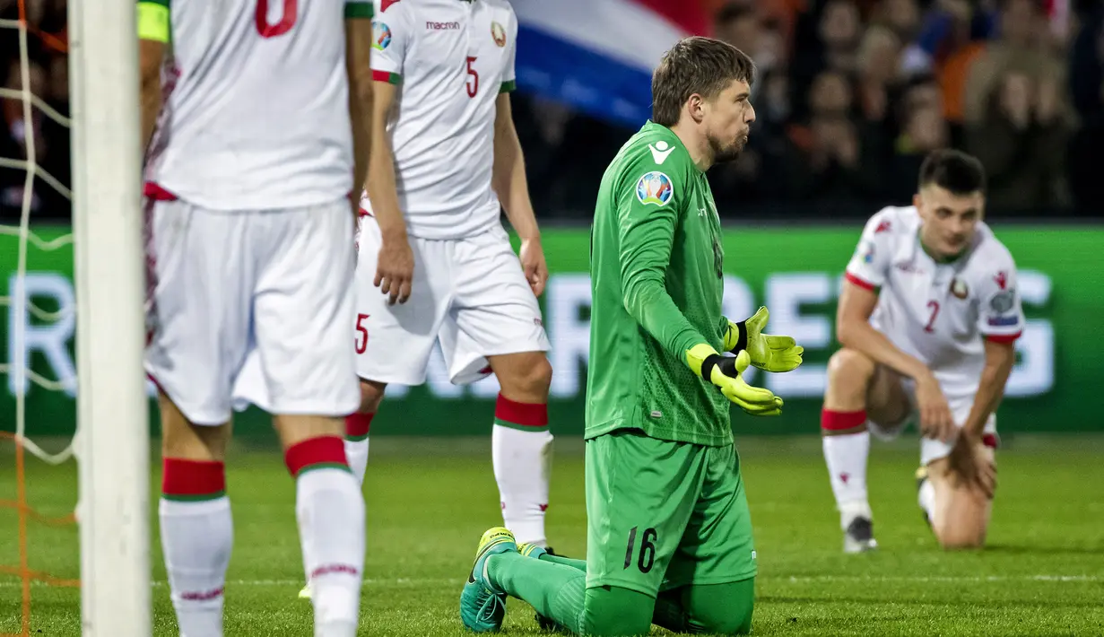 Ekspresi kiper Belarusia, Andrei Gurbunov pada laga pembuka Grup C Kualifikasi Piala Eropa 2020 yang berlangsung di Stadion Faijenoord, Rotterdam, Jumat (22/2). Belanda menang 4-0 atas Belarusia. (AFP/Koen Van Weel)