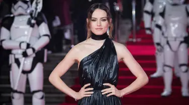 Aktris Daisy Ridley berpose setibanya pada pemutaran perdana film Star Wars: The Last Jedi di Royal Albert Hall, London, Selasa (12/12). Ridley mengenakan gaun rancangan Raf Simons untuk Calvin Klein dengan material tak biasa (Vianney Le Caer/Invision/AP)